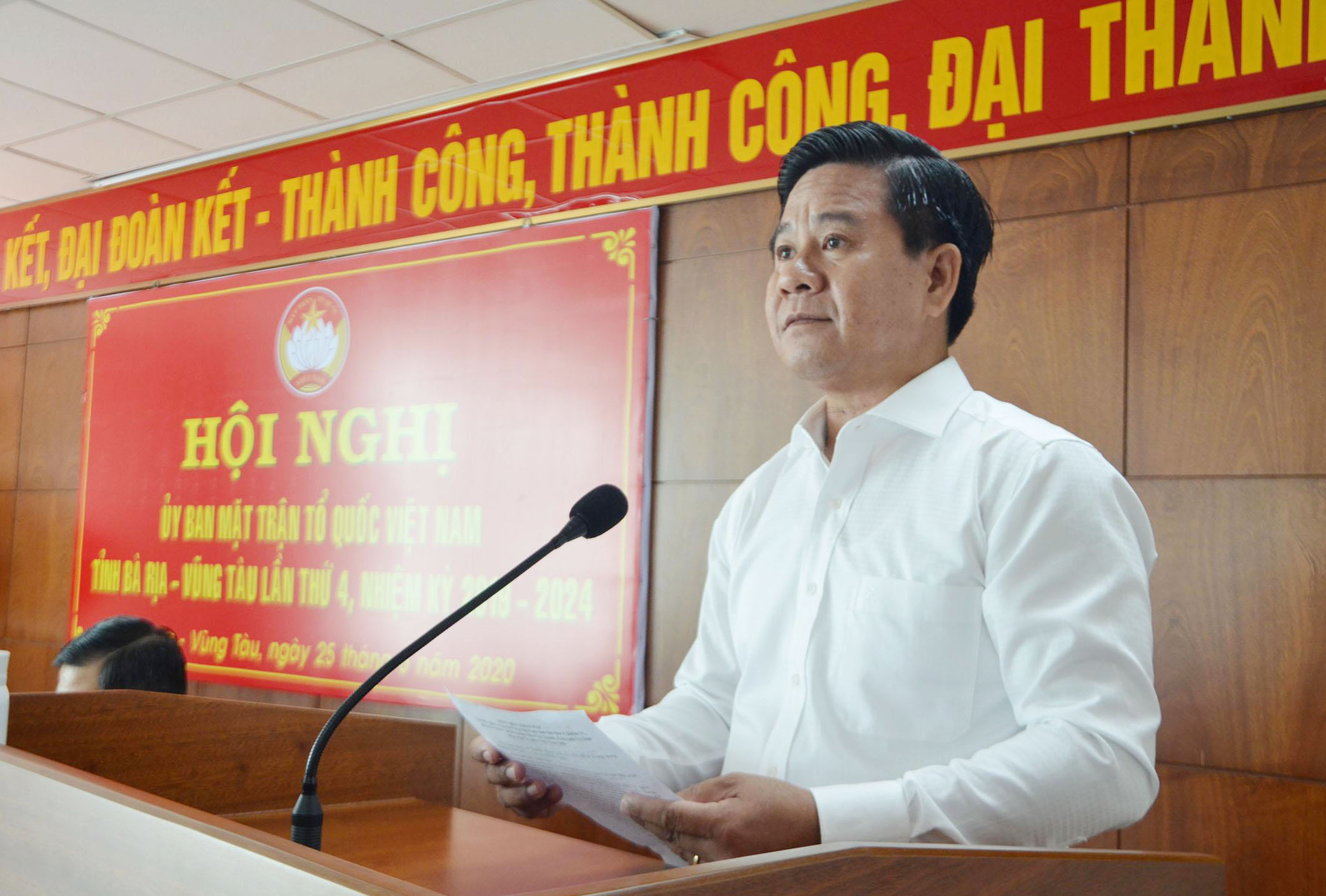 Ông Bùi Chí Thành, Ủy viên Dự khuyết Trung ương Đảng, Ủy viên Ban Thường vụ Tỉnh ủy, Chủ tịch UBMTTQVN tỉnh phát biểu khai mạc hội nghị.
