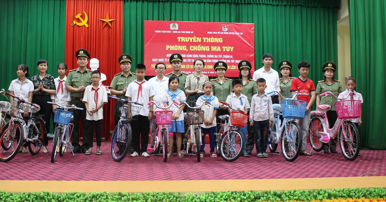 Trao tặng 10 chiếc xe đạp cho các em học sinh, thiếu nhi có hoàn cảnh khó khăn