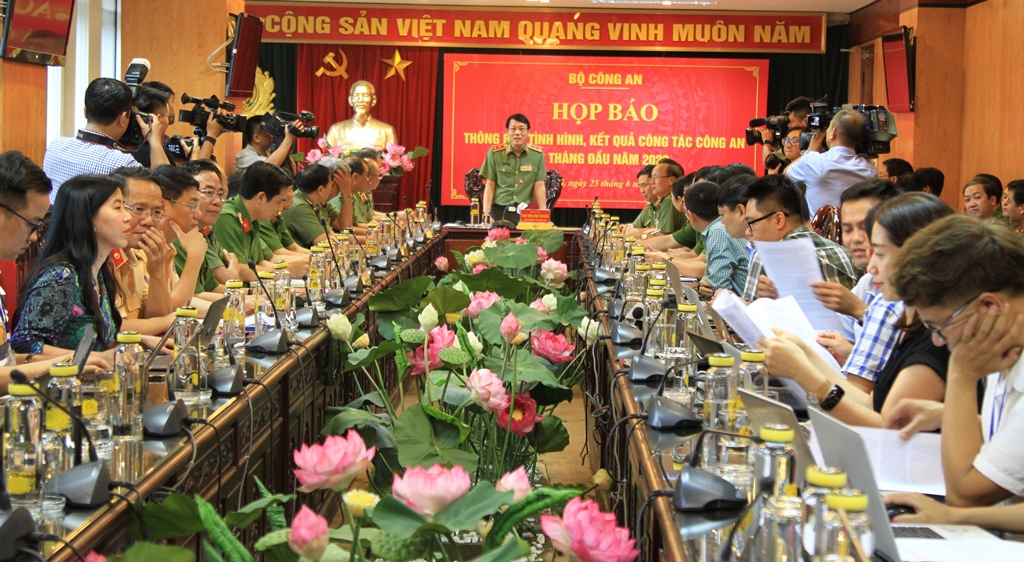 Trung tướng Lương Tam Quang, Thứ trưởng Bộ Công an chủ trì buổi họp báo.