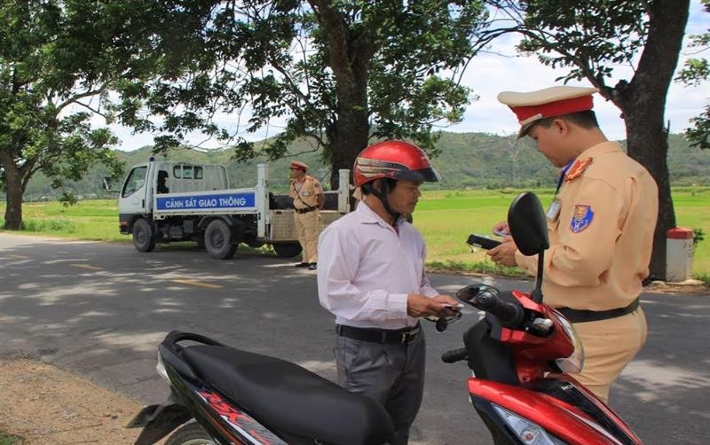 Cán bộ CSGT  Công an huyện Nam Đàn kiểm tra giấy tờ người tham gia giao thông trên Quốc lộ 15