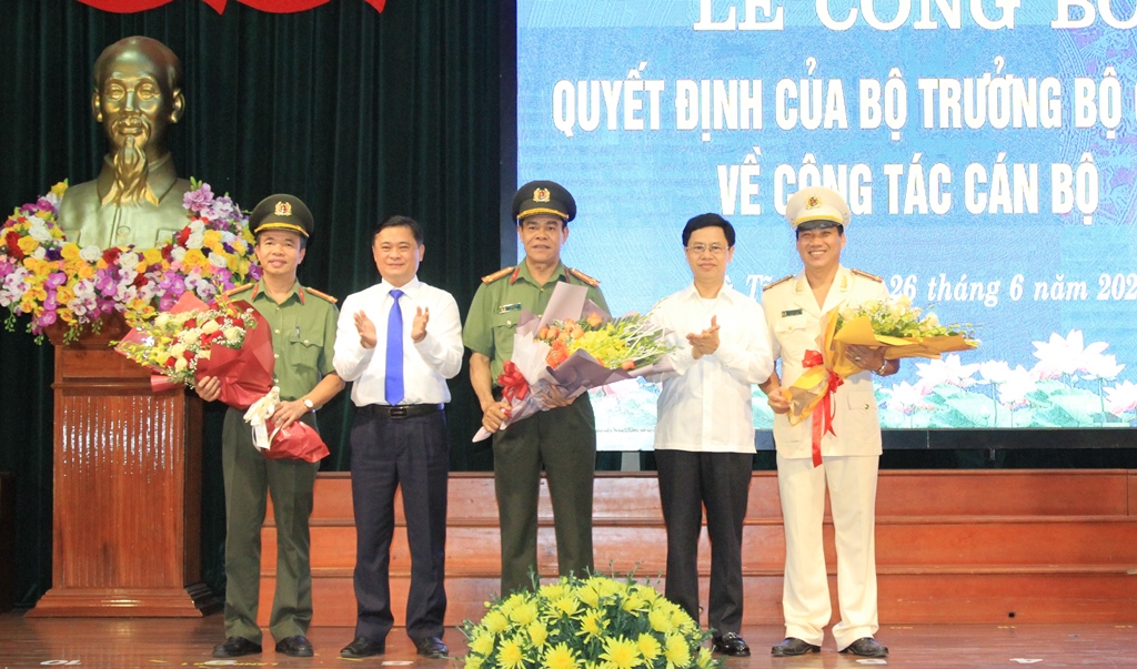 Lãnh đạo tỉnh Nghệ An tặng hoa chúc mừng.