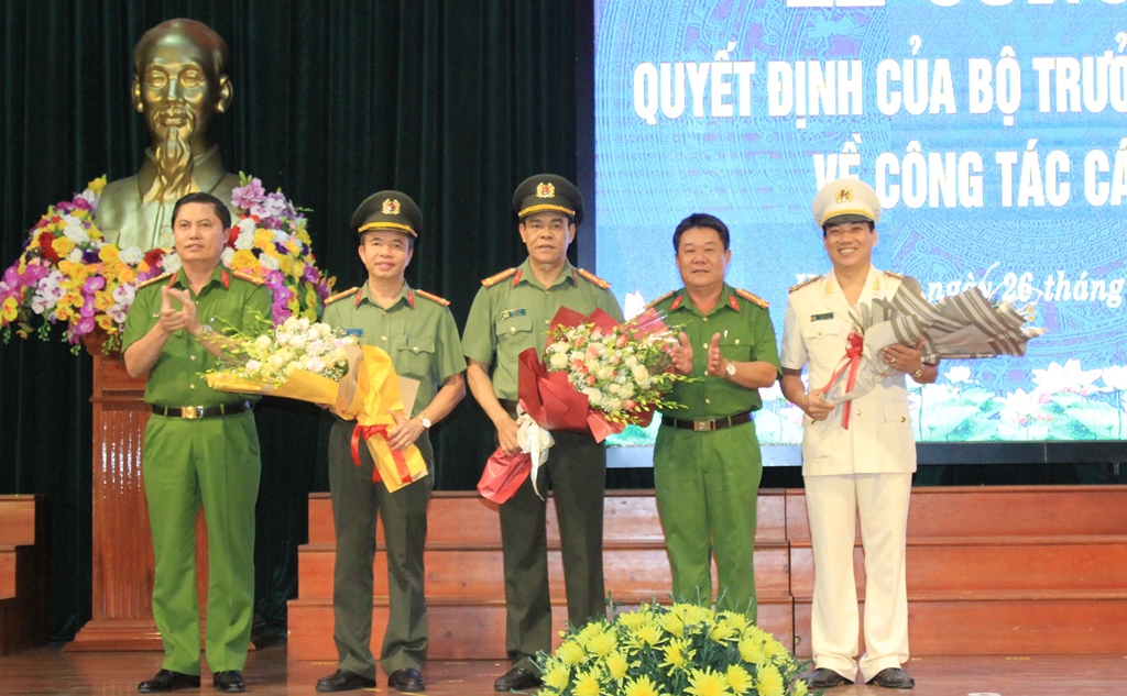 Ban giám đốc Công an tỉnh Nghệ An tặng hoa chúc mừng.