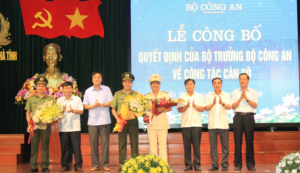 Các đồng chí nguyên lãnh đạo Công an Hà Tĩnh tặng hoa chúc mừng.