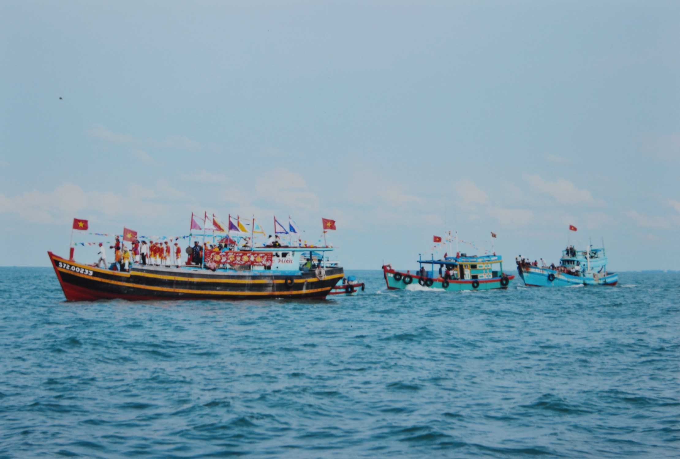 Lễ hội Nghinh Ông cầu mưa thuận gió hòa, quốc thái dân an là lễ hội truyền thống hàng năm của ngư dân Thắng Nhì.