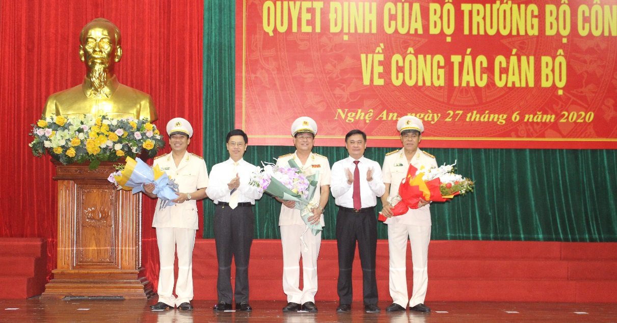 Lãnh đạo tỉnh Nghệ An tặng hoa chúc mừng đồng chí Thiếu tướng PGS. TS Nguyễn Hữu Cầu, Đại tá Võ Trọng Hải và Đại tá Lê Khắc Thuyết