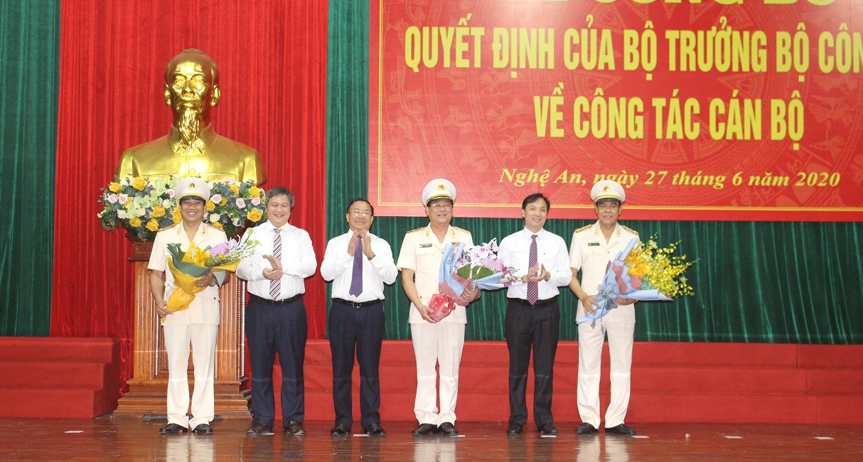 Lãnh đạo tỉnh Hà Tĩnh tặng hoa chúc mừng Thiếu tướng PGS. TS Nguyễn Hữu Cầu, Đại tá Võ Trọng Hải và Đại tá Lê Khắc Thuyết