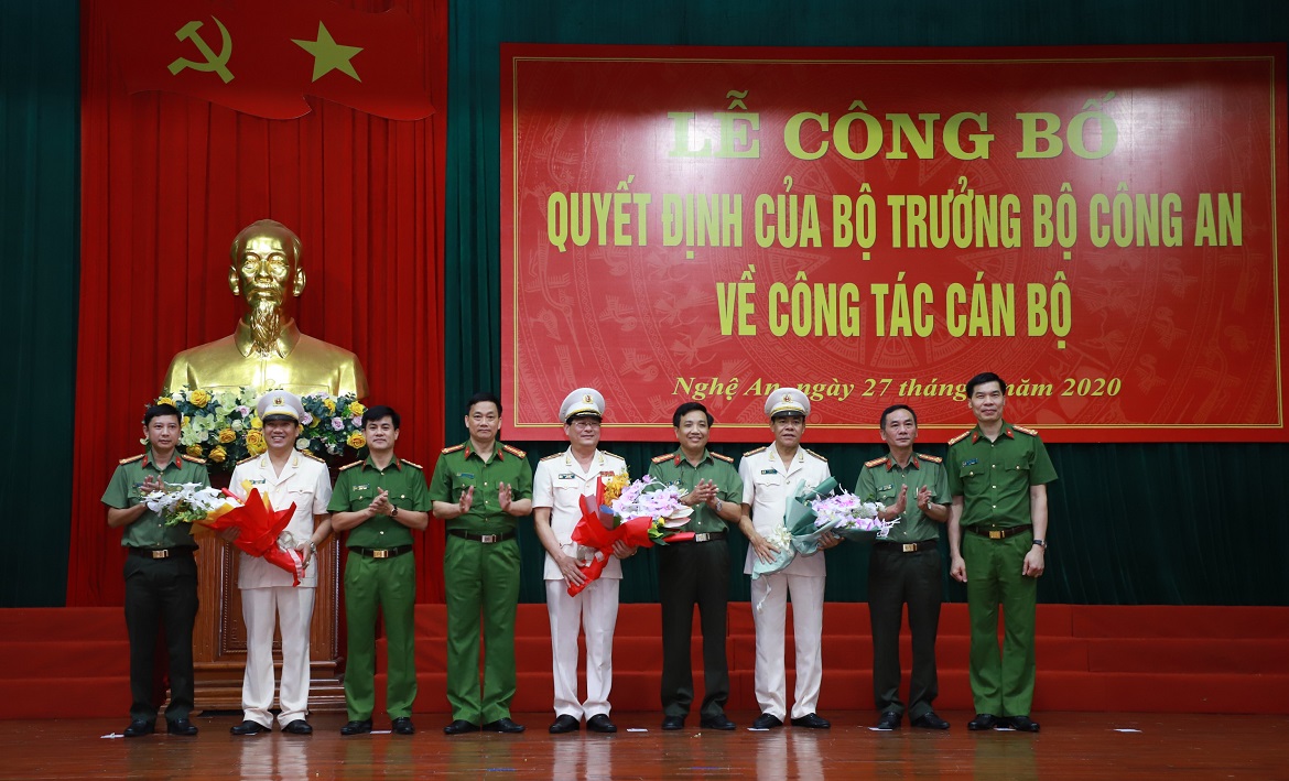 BTV, lãnh đạo Công an Nghệ An tặng hoa chúc mừng Thiếu tướng PGS. TS Nguyễn Hữu Cầu, Đại tá Võ Trọng Hải và Đại tá Lê Khắc Thuyết