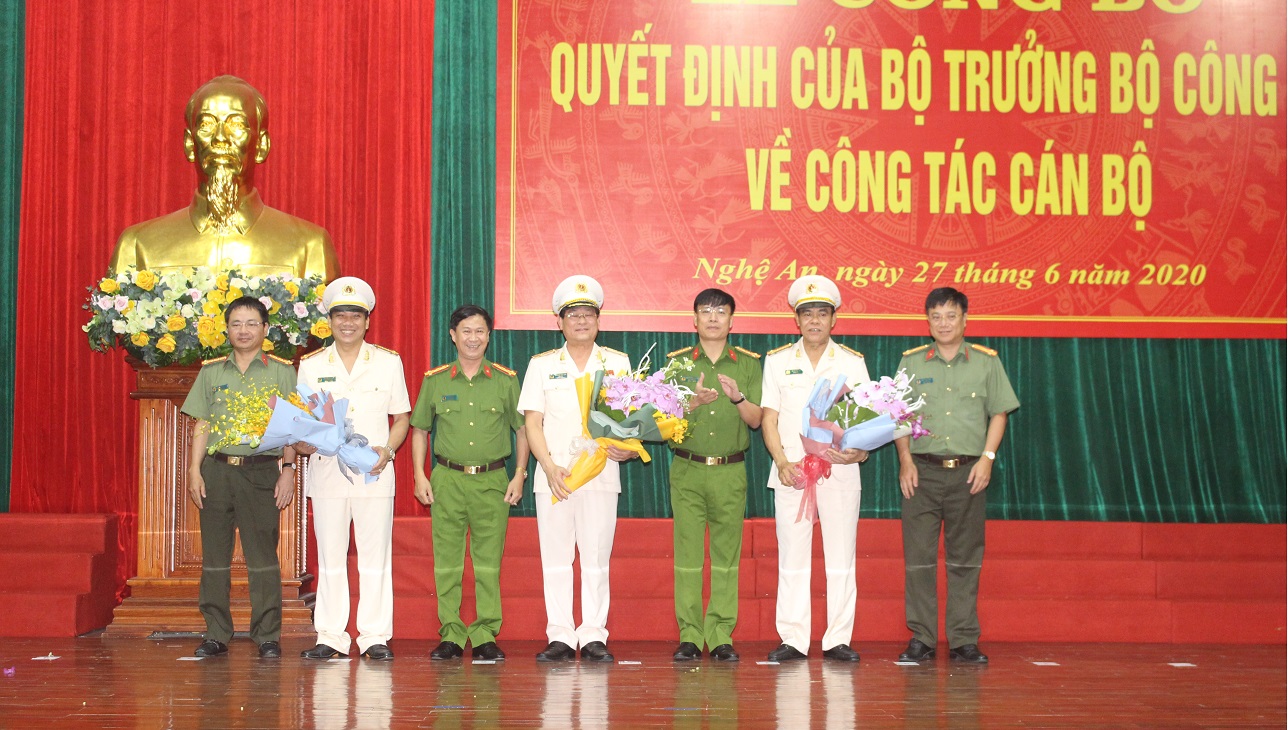  BTV, lãnh đạo Công an tỉnh Hà Tĩnh tặng hoa chúc mừng Thiếu tướng PGS. TS Nguyễn Hữu Cầu, Đại tá Võ Trọng Hải và Đại tá Lê Khắc Thuyết