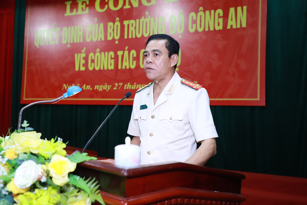 Đại tá Võ Trọng Hải, Giám đốc Công an tỉnh Nghệ An phát biểu tại buổi lễ nhận nhiệm vụ.