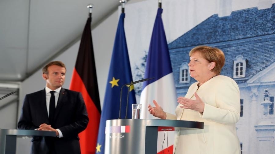 Thủ tướng Đức Angela Merkel và Tổng thống Pháp Emmanuel Macron trong cuộc họp báo chung sau hội đàm, tại Meseberg, ngoại ô Berlin. 