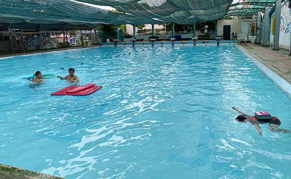 Các em thiếu nhi học bơi tại Nhà Thiếu nhi tỉnh.