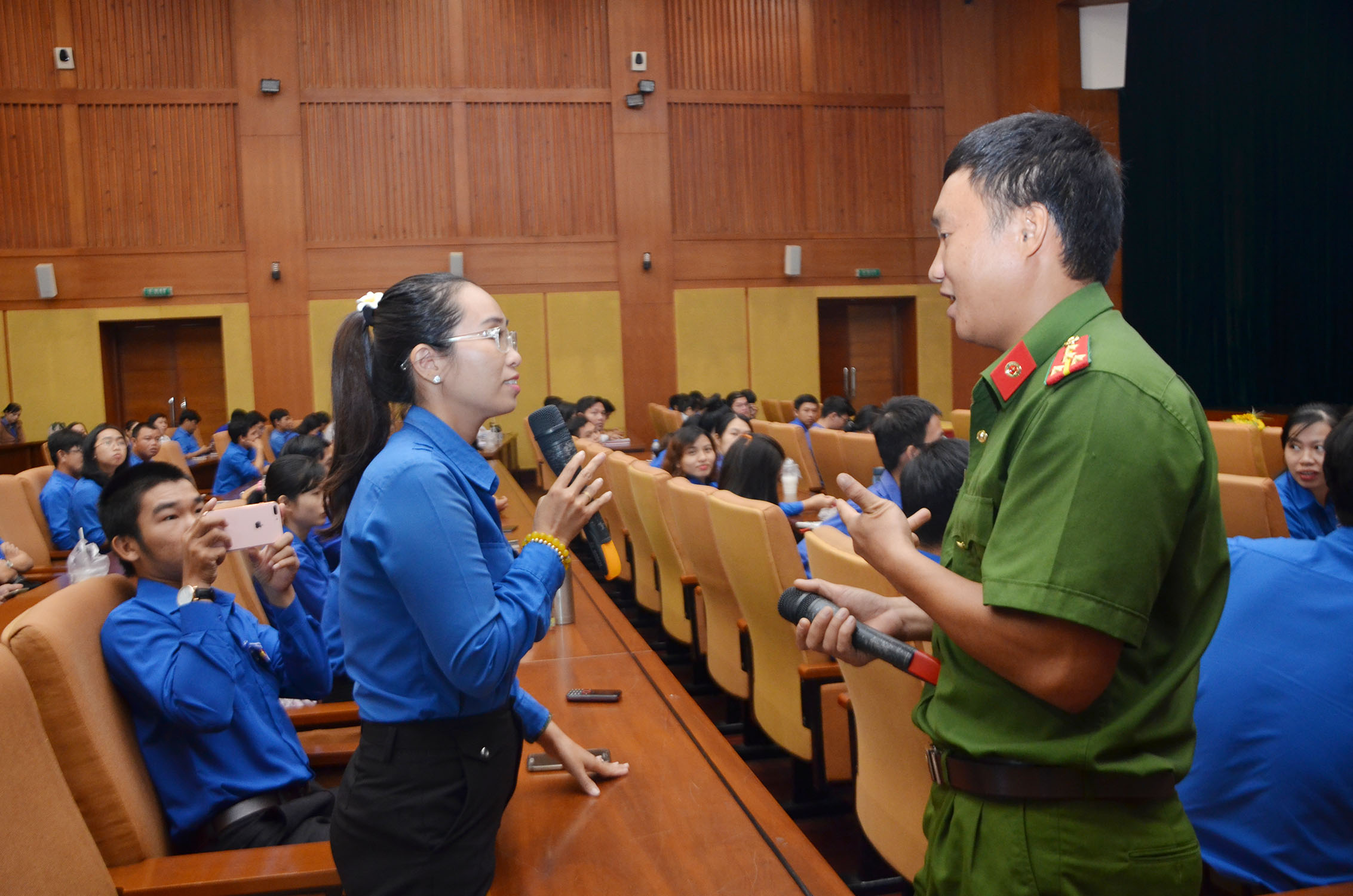 Đại úy Lê Đức Dương, Phòng PC 04, Công an tỉnh BR-VT trao đổi với ĐVTN những kiến thức cơ bản về ma túy.