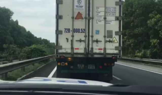 Tài xế bị phạt 4 triệu đồng vì không nhường đường cho đoàn xe ưu tiên