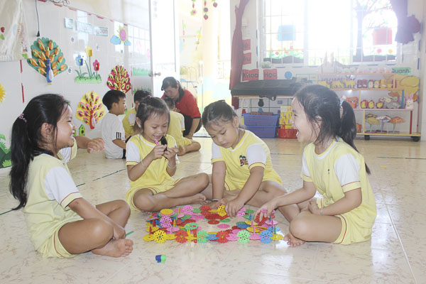 Trẻ lớp 5-6 tuổi Trường MN Châu Thành (TP. Vũng Tàu) vừa học vừa chơi  để rèn luyện sự khéo léo.
