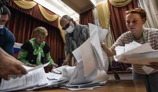 Các thành viên Ủy ban bầu cử địa phương kiểm phiếu trưng cầu dân ý về sửa đổi Hiến pháp ở một điểm bỏ phiếu tại Moscow.
