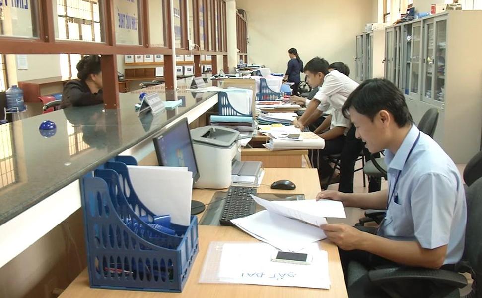 Công chức bộ phận một cửa huyện Côn Đảo tiếp nhận, hướng dẫn, giải quyết thủ tục giấy tờ cho người dân.