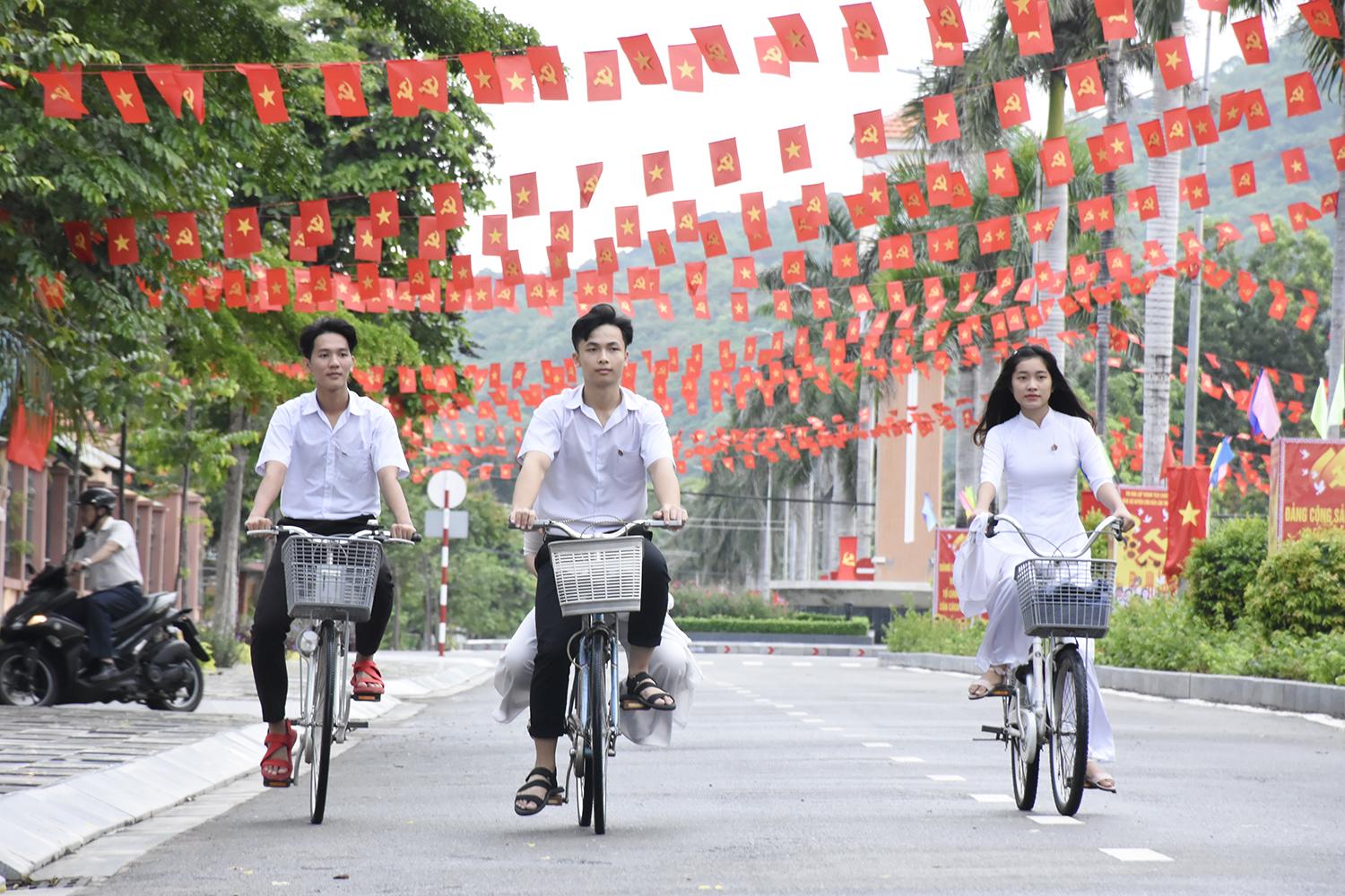 Đường Lê Hồng Phong rực sắc cờ trong những ngày diễn ra Đại hội Đảng bộ  huyện Côn Đảo lần thứ X, nhiệm kỳ 2020-2025.