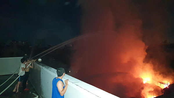 Cư dân ở Chung cư Bình Giã Resident ở gần đó khi phát hiện đám cháy đã kéo vòi nước của hệ thống chữa cháy chung cư để hỗ trợ cùng lực lượng Cảnh sát PCCC dập lửa.