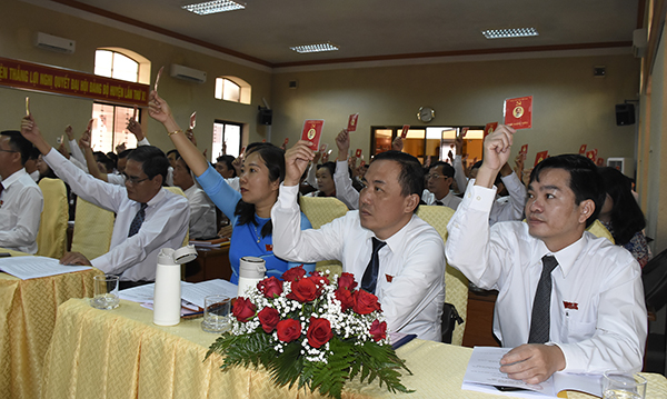 Các đại biểu biểu quyết thông qua chương trình làm việc chính thức của đại hội.