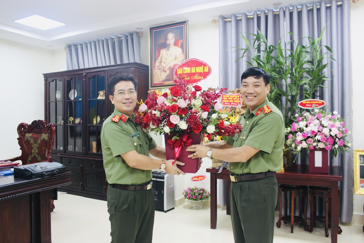 Thay mặt Báo Công an Nghệ An, Thượng tá Nguyễn Xuân Thư, Trưởng phòng chúc mừng Đại tá Lê Khắc Thuyết, Giám đốc Công an tỉnh Hà Tĩnh.