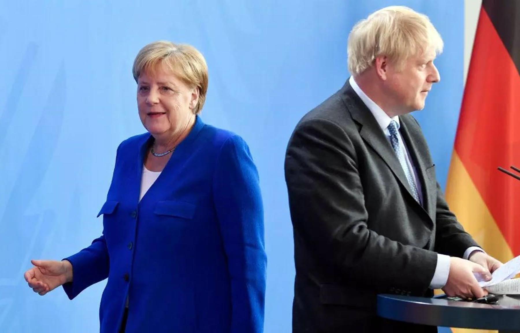 Thủ tướng Đức Angela Merkel và Thủ tướng Anh Boris Johnson rời cuộc họp báo tại Berlin ngày 21/8/2019. 