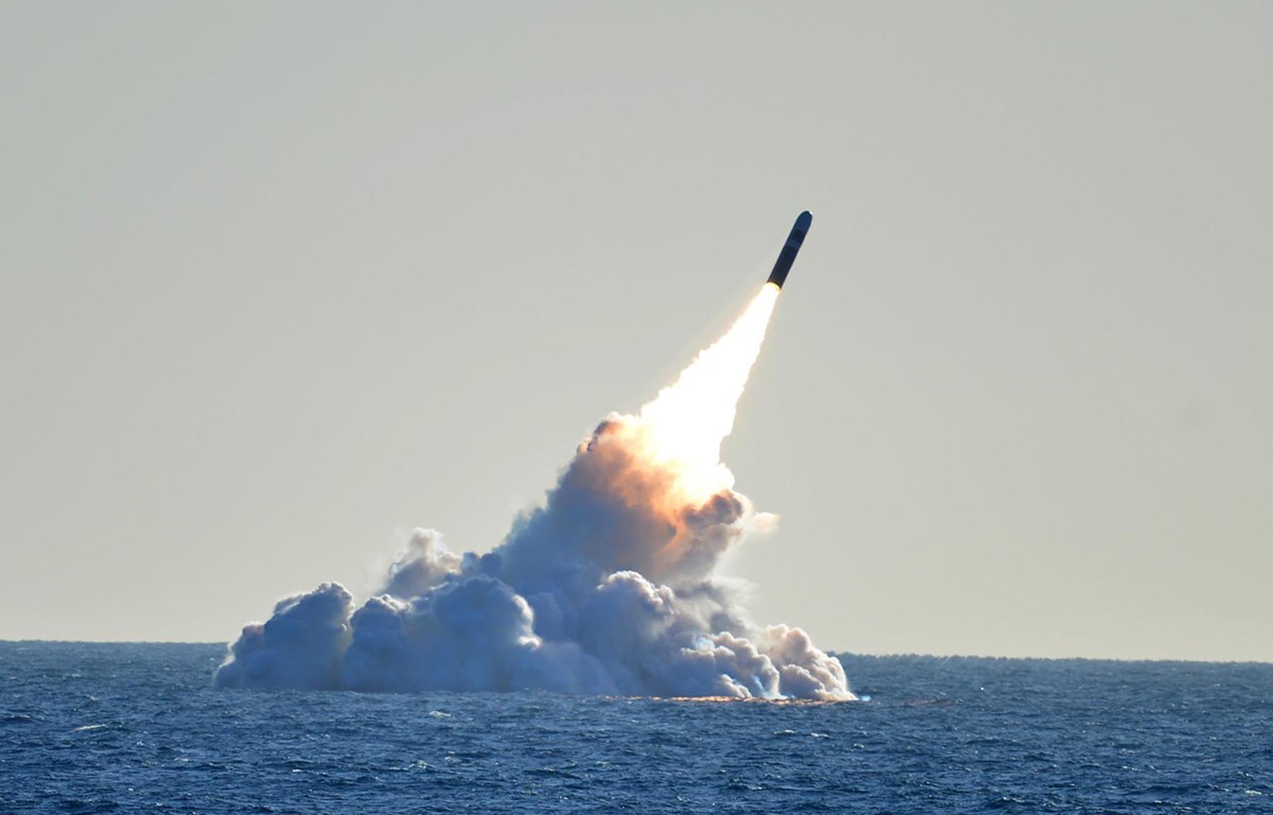 Tên lửa đạn đạo mang đầu đạn hạt nhân phóng từ tàu ngầm. 