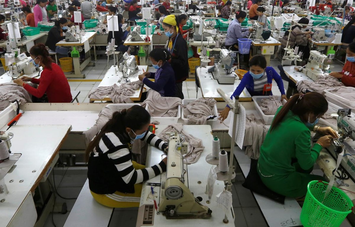 Công nhân tại một nhà máy dệt may của Campuchia. 