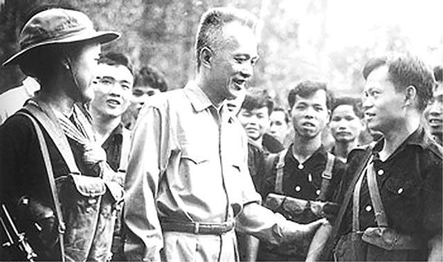 Chủ tịch Nguyễn Hữu Thọ với các chiến sĩ quân giải phóng. (Ảnh: Tư liệu)