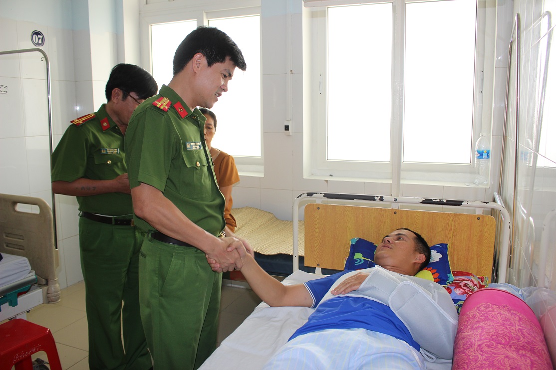 Đồng chí Phó Giám đốc Công an tỉnh biểu dương tinh thần trách  nhiệm của Đại úy Trần Xuân Sơn đồng thời mong muốn đại úy Sơn nhanh chóng hồi phục sức khỏe để trở về đơn vị tiếp tục công tác