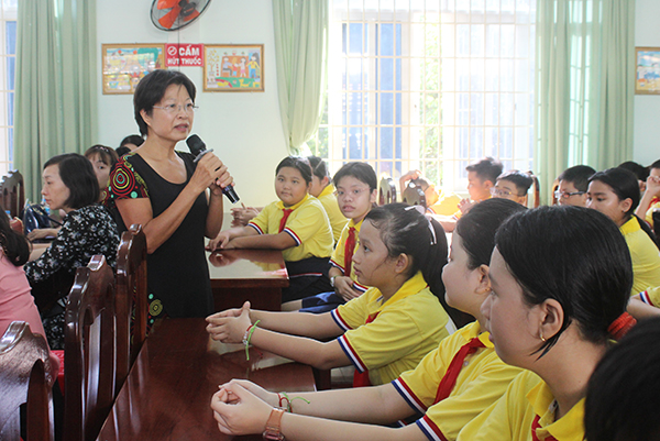 BS. Lưu Thị Thơm, Nguyên BS Bệnh viện Lê Lợi đã trao đổi với các em HS về sự phát triển tâm sinh lý, thể chất khi bước vào tuổi thiếu niên..jpg
