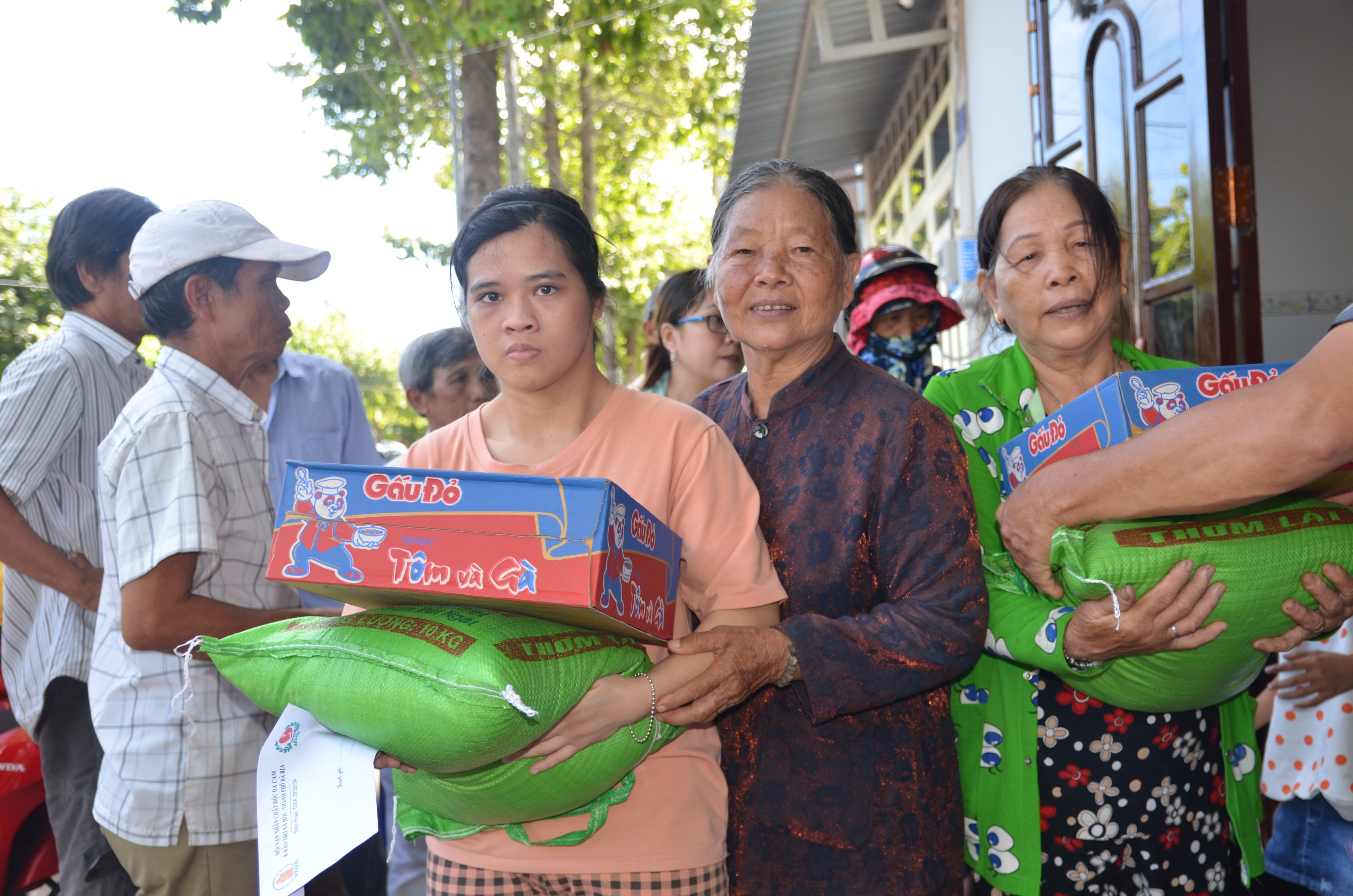 Đại diện Nhóm thiện nguyện Mai Thị Mười trao quà cho nạn nhân da cam.