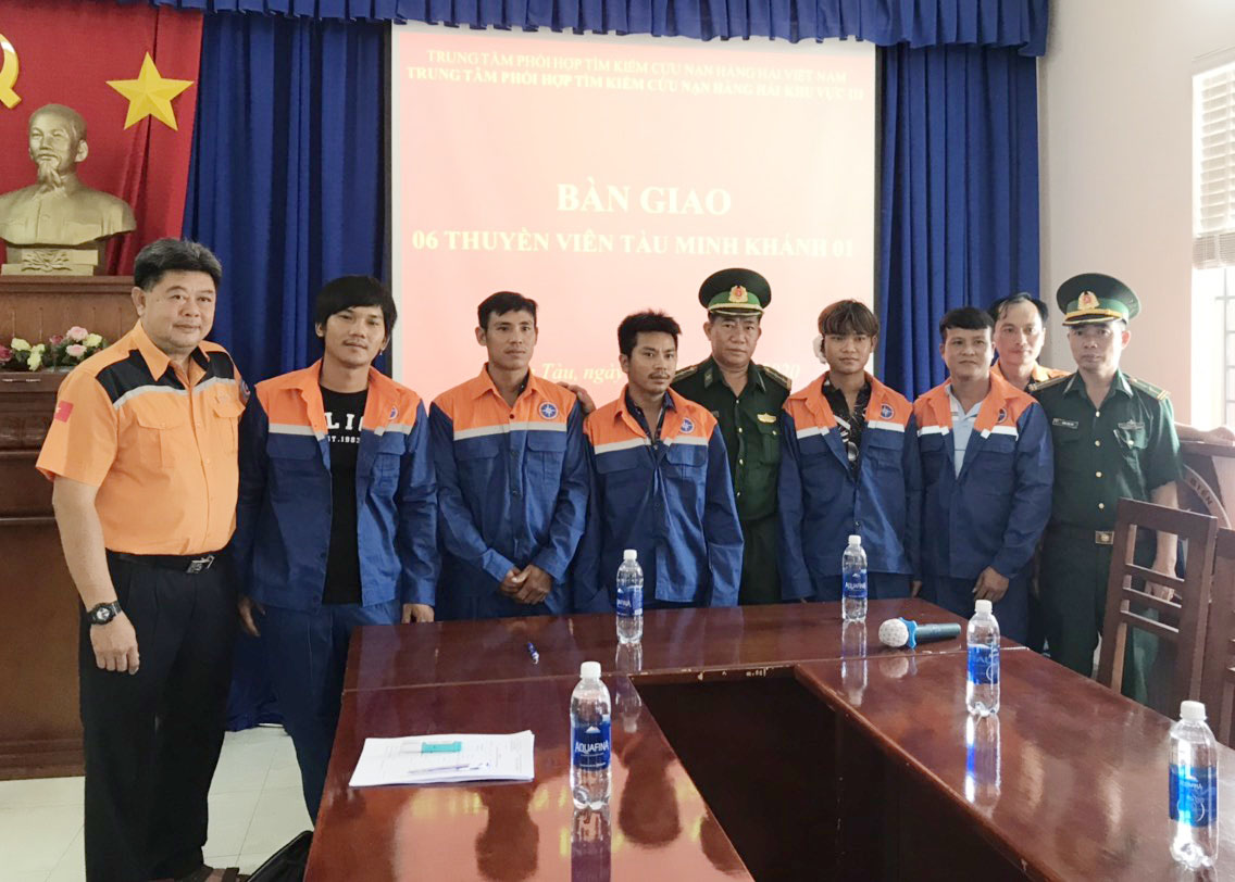 Lễ bàn giao 6 thuyền viên của tàu Minh Khánh 01 cho Trạm Biên phòng Cửa khẩu cảng Vũng Tàu.