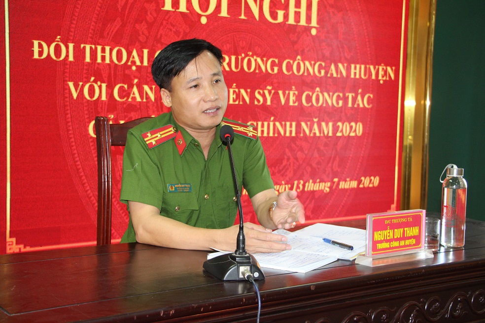 Đồng chí Thượng tá Nguyễn Duy Thanh, Trưởng Công an huyện trả lời các ý kiến, kiến nghị, thắc mắc của CBCS trong quá trình làm nhiệm vụ nhằm mục đích thực hiện tốt hơn công tác cải cách hành chính vì nhân dân phục vụ.