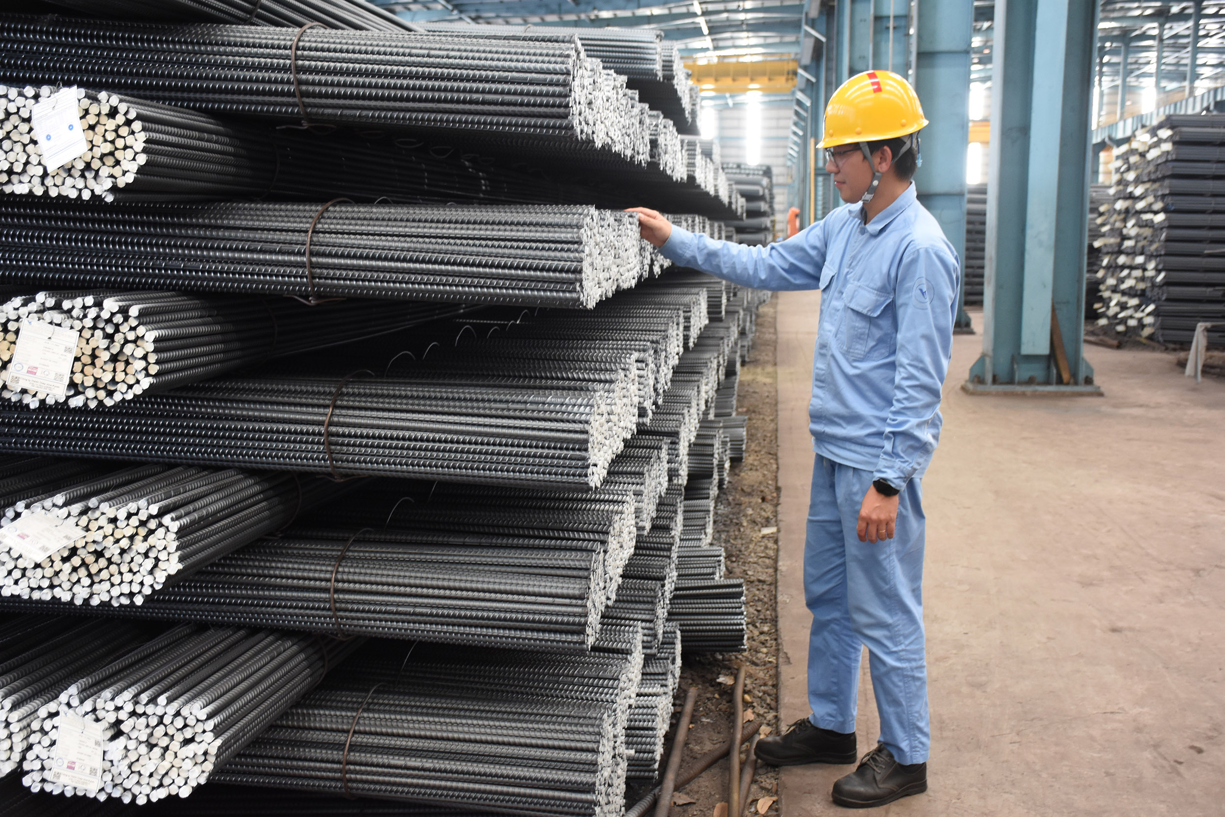 Từ đầu năm đến nay Công ty TNHH Thép Vina Kyoei đã sản xuất 343 tấn thép.  Trong ảnh: Kiểm tra chất lượng thép tại Công ty TNHH Thép Vina Kyoei.