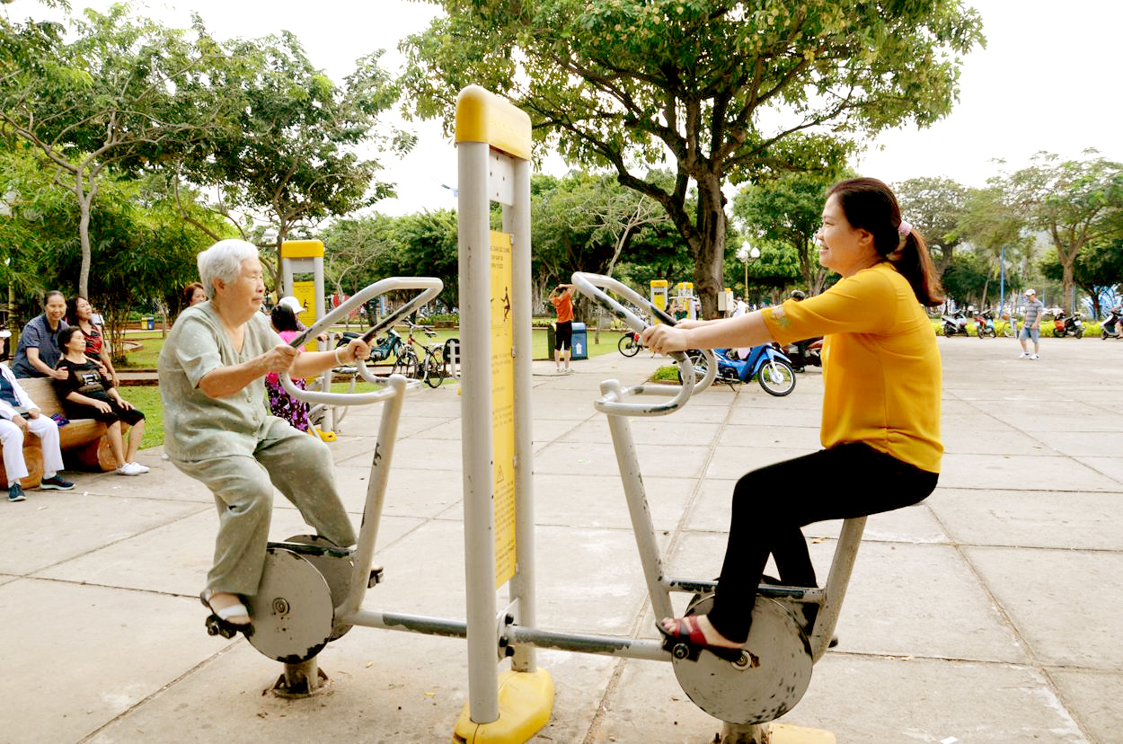 Người dân tập luyện thể dục tại Công viên Bãi Trước, TP. Vũng Tàu.