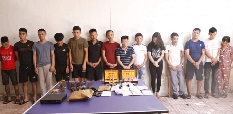 Các đối tượng cùng tang vật tại cơ quan điều tra