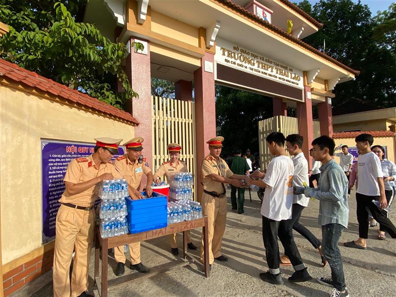 Hành động đẹp của những chiến sỹ Cảnh sát áo vàng được người dân ghi nhận, đánh giá cao