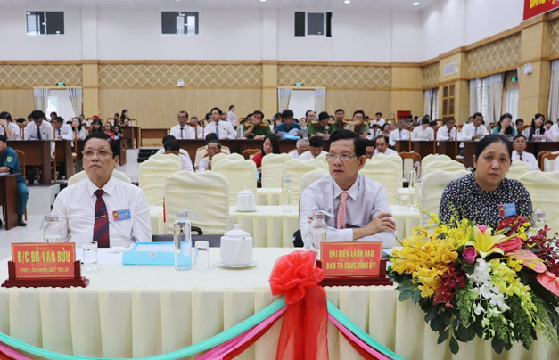 Đồng chí Đỗ Văn Bửu (bên trái), Ủy viên Ban Thường vụ Tỉnh ủy, Chủ nhiệm Ủy ban Kiểm tra Tỉnh ủy; đại diện các ban Đảng của Tỉnh ủy dự và chỉ đạo phiên trù bị. 