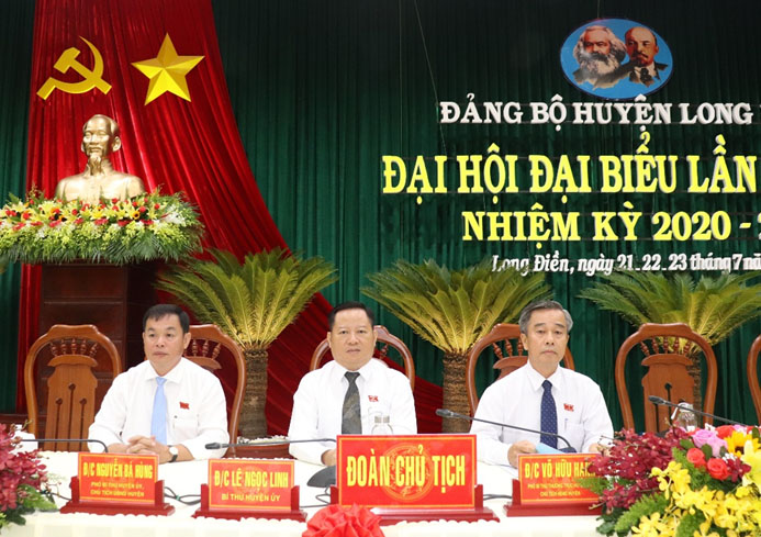 Đoàn Chủ tịch Đại hội Đảng bộ huyện Long Điền lần thứ XII, nhiệm kỳ 2020-2025 phiên trù bị.