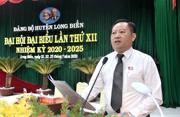 Đồng chí Lê Ngọc Linh, Bí thư Huyện ủy Long Điền phát biểu khai mạc phiên trù bị.