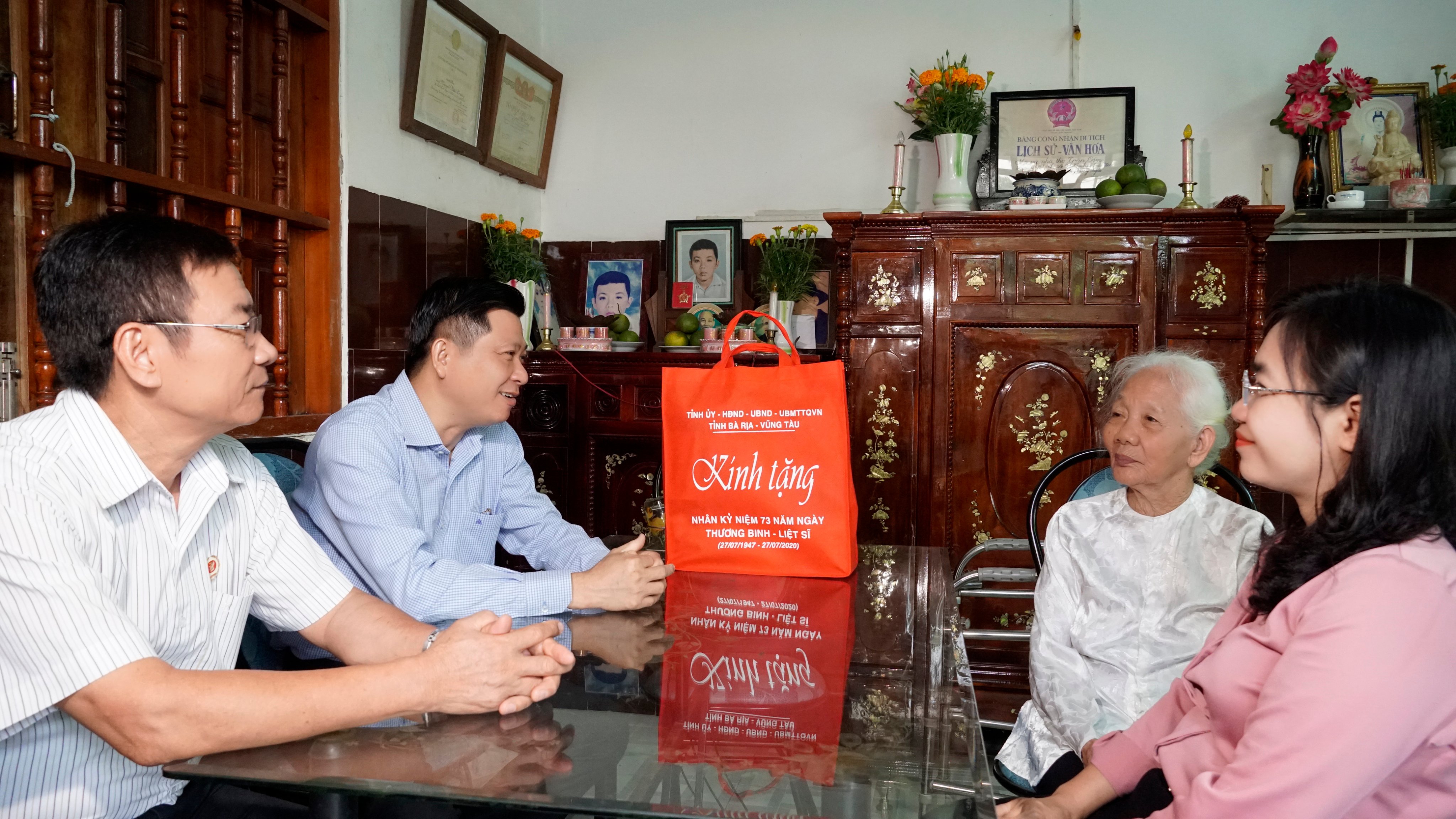 Ông Trần Văn Tuấn, Phó Chủ tịch UBND tỉnh (thứ hai từ trái) thăm hỏi, động viên Mẹ VNAH Trần Thị Trinh (92 tuổi, ngụ xã Hòa Long, TP.Bà Rịa).