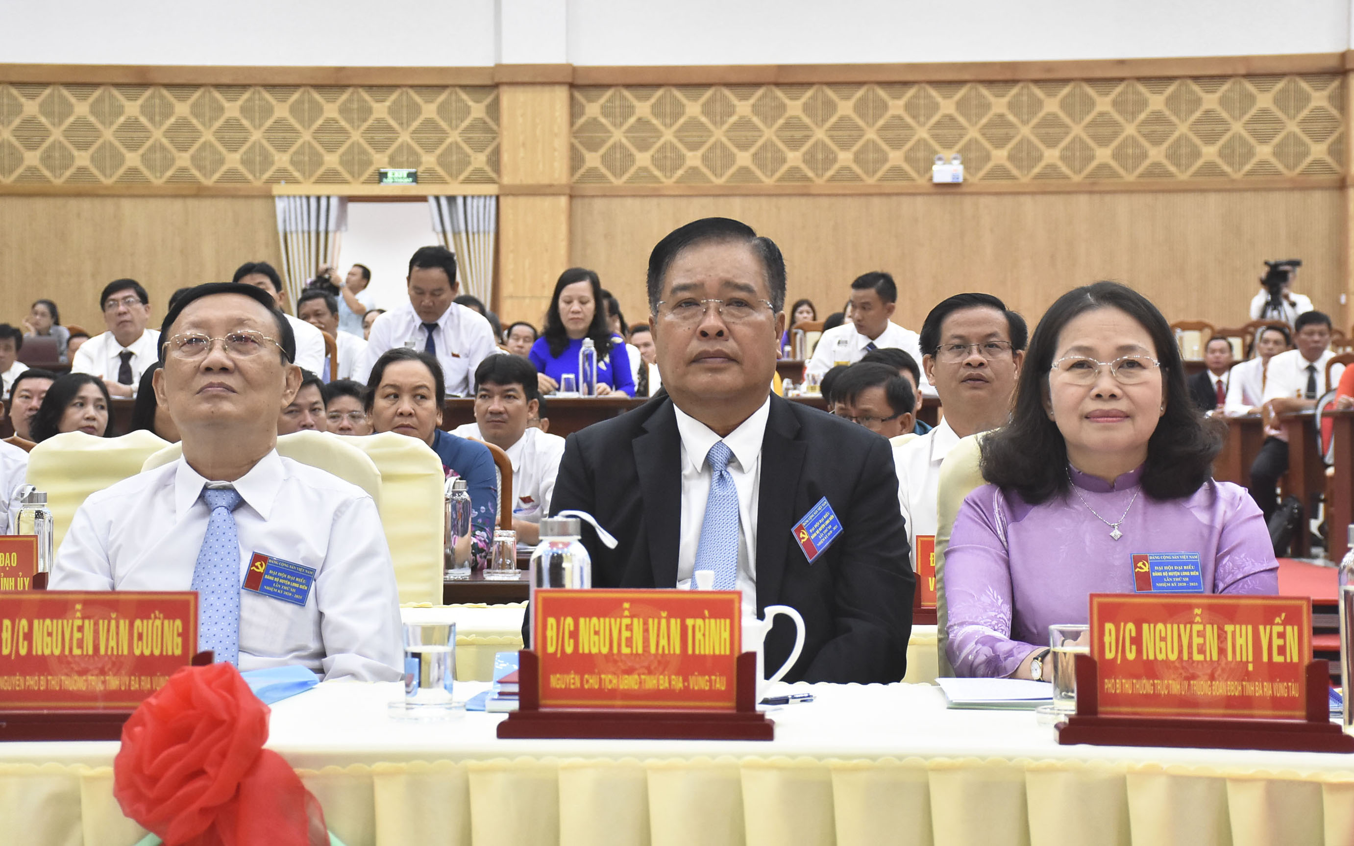 Đồng chí Nguyễn Thị Yến, Phó Bí thư Thường trực Tỉnh ủy, Trưởng Đoàn ĐBQH tỉnh cùng các đồng chí nguyên lãnh đạo tỉnh dự Đại hội.