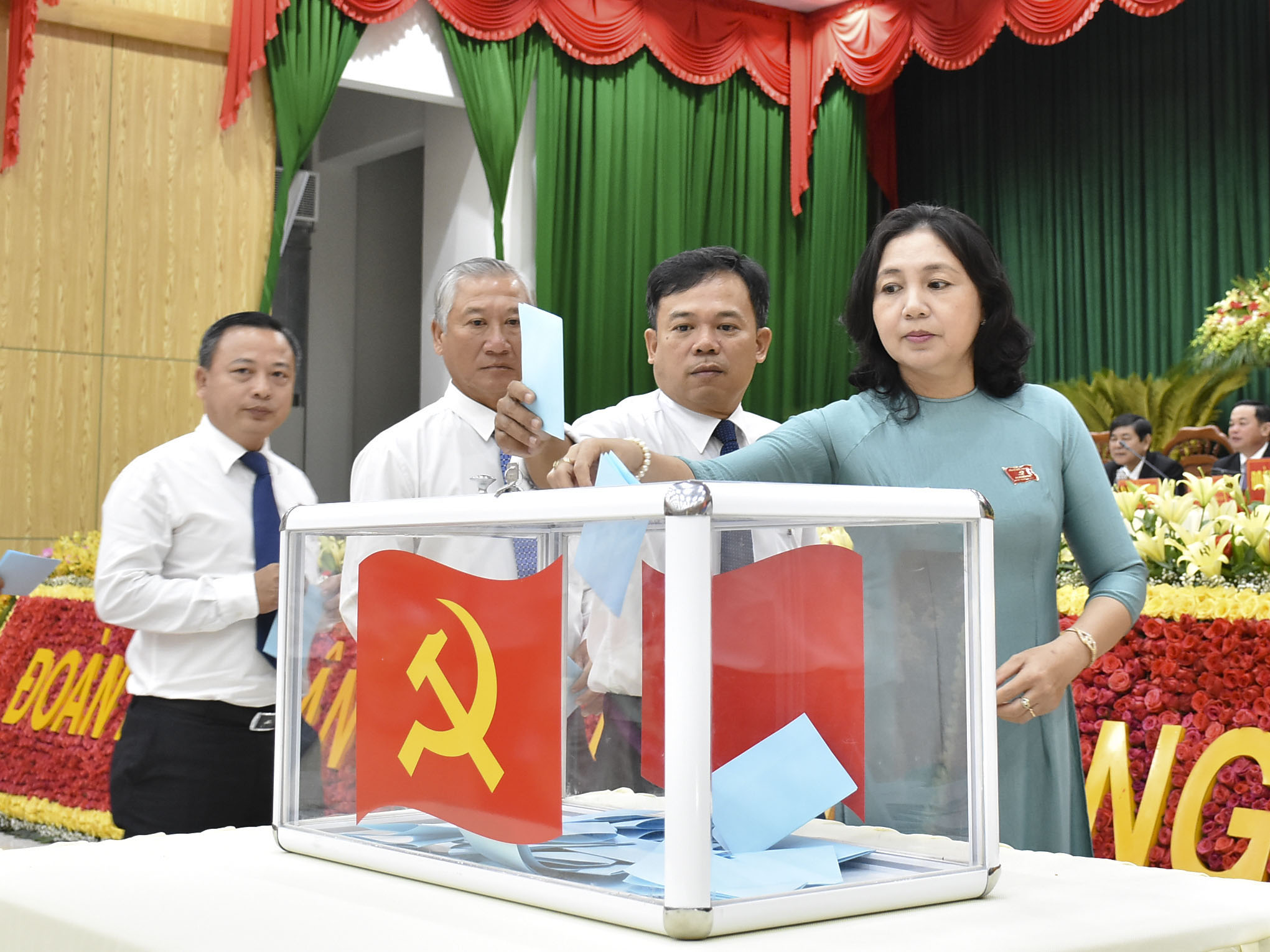 Các đại biểu bỏ phiếu bầu Đoàn đại biểu dự Đại hội Đại biểu Đảng bộ tỉnh lần thứ VII, nhiệm kỳ 2020-2025.