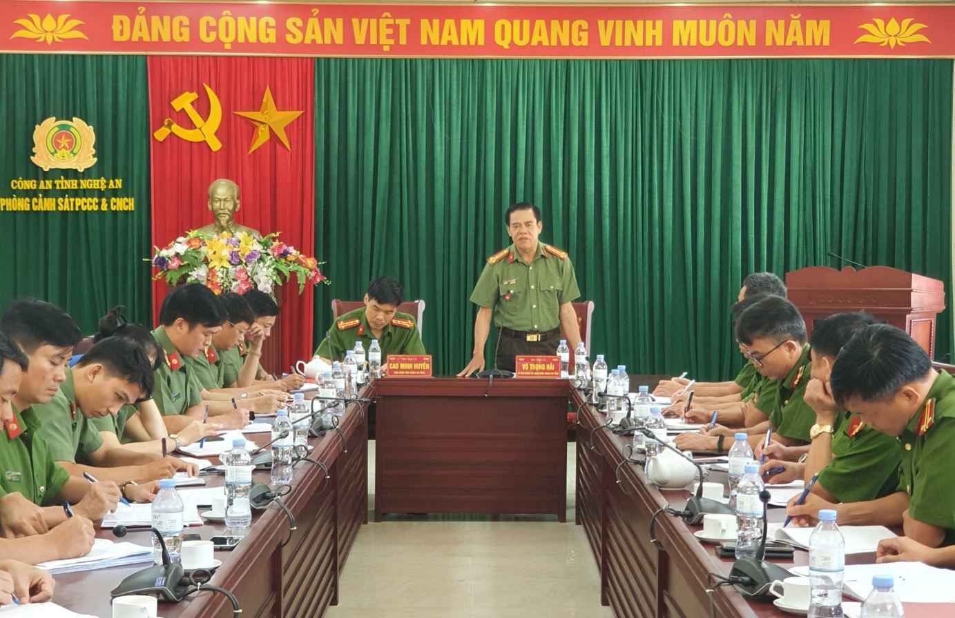 Đại tá Võ Trọng Hải, Giám đốc Công an tỉnh phát biểu chỉ đạo tại buổi làm việc với CBCS Phòng CS PCCC và CNCH