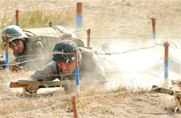 Binh sĩ Armenia trong một buổi huấn luyện ở khu vực biên giới  với Azerbaijan. 