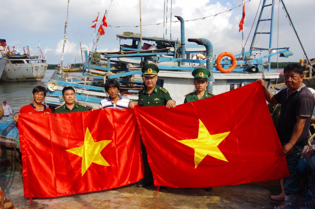 Cán bộ, chiến sĩ Hải đoàn 18 tặng cờ Tổ quốc cho ngư dân xã Phước Tỉnh, huyện Long Điền.