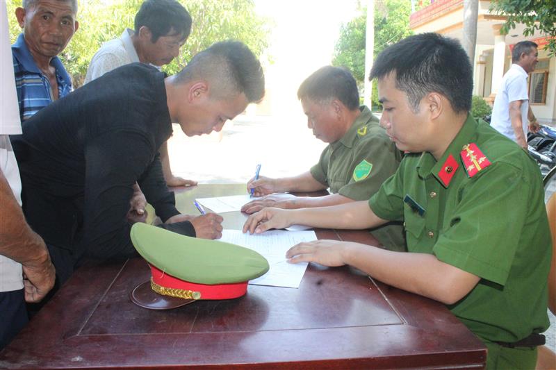 Công an xã Hưng Đạo vận động nhân dân ký cam kết               không tàng trữ, sử dụng, mua bán, vận chuyển trái phép           vũ khí, vật liệu nổ, công cụ hỗ trợ 