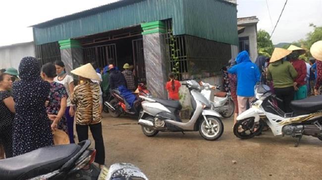 Rất nhiều người dân đến ứng cứu nhưng bé gái đầu đã tử vong