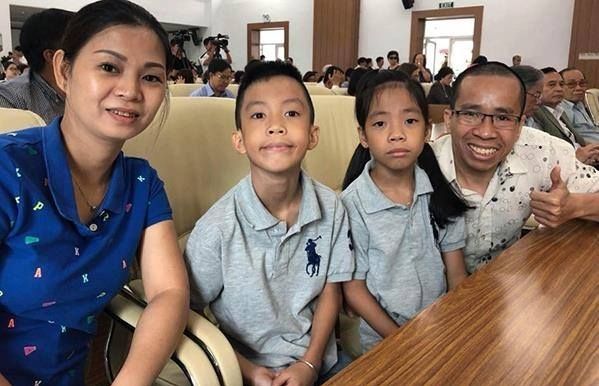 Nguyễn Đức cùng vợ và hai con năm 2019. Hai cháu là anh chị em sinh đôi.