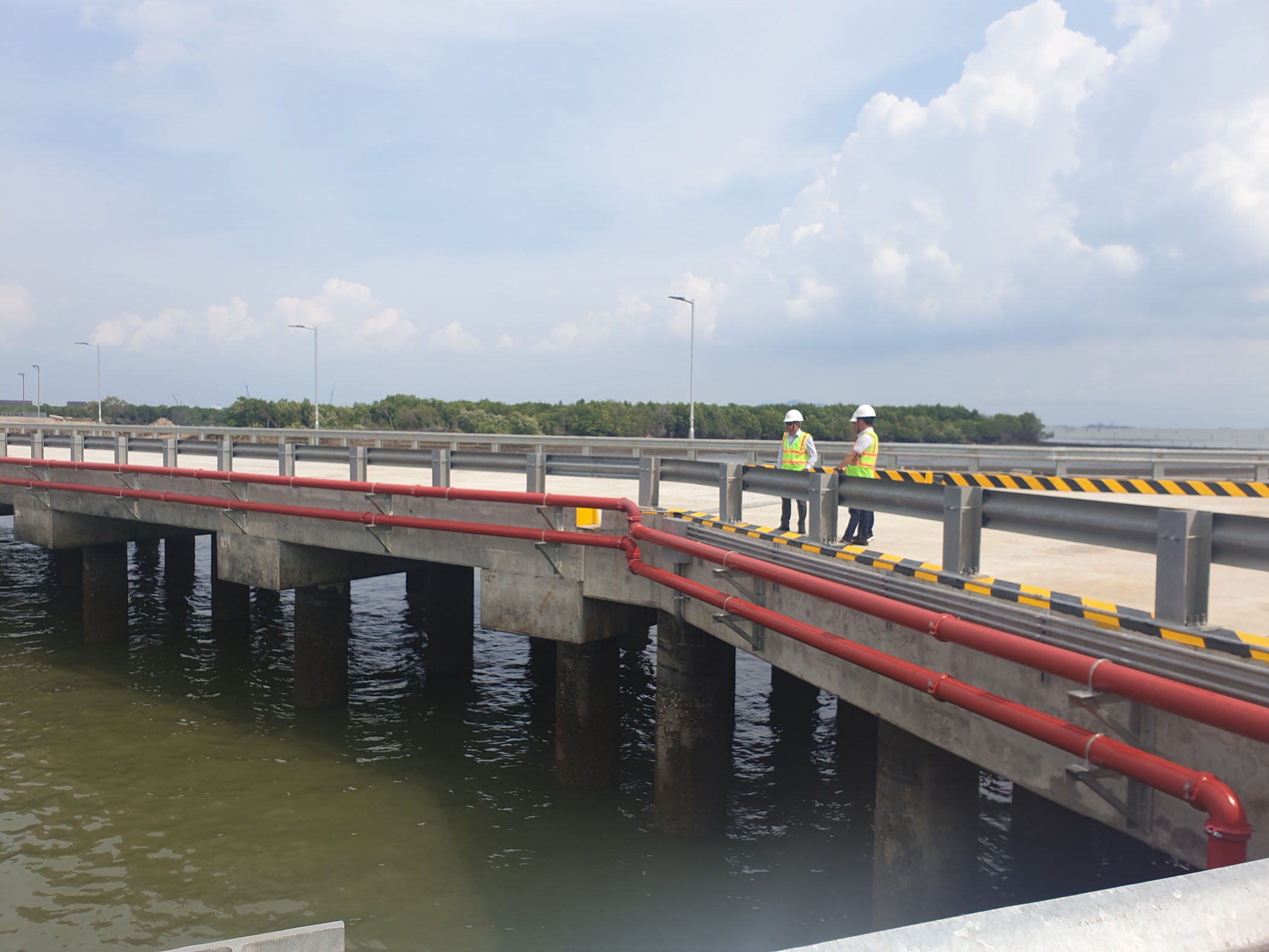 Cầu cảng phục vụ  cho việc vận chuyển vật tư, thiết bị siêu cường siêu trọng để phục vụ trong quá trình thi công dự án đã hoàn thành vào giữa tháng 7/2020. 